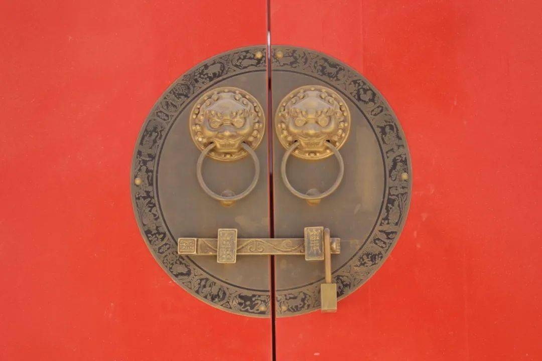 而所谓"九锡",是指天子对诸侯,大臣的最高礼遇,即赐予九种器物,而朱门