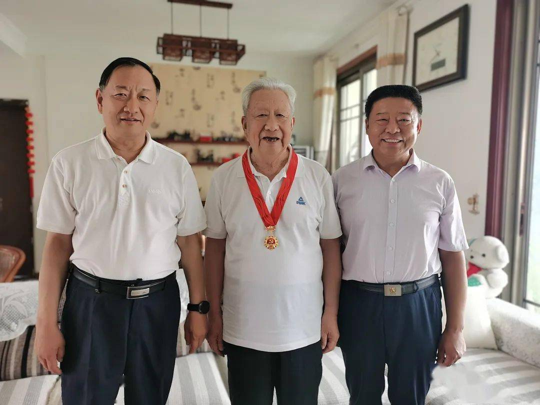 老党员侯曰田,丁甲同,程彩霞和50年以上党龄老党员高广田,李桂祥家中