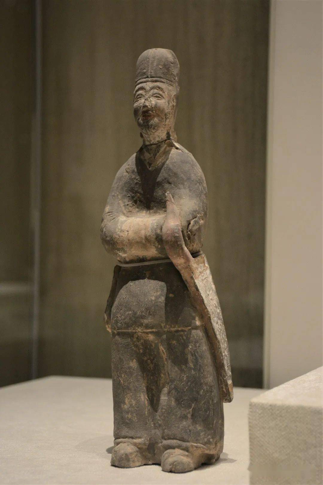 文物鉴赏动与静男弓囊俑