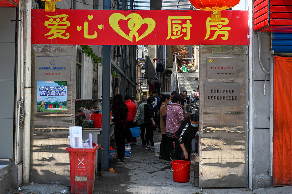 2021年3月25日,南昌,病人家属在"爱心厨房"的灶台上做饭菜.