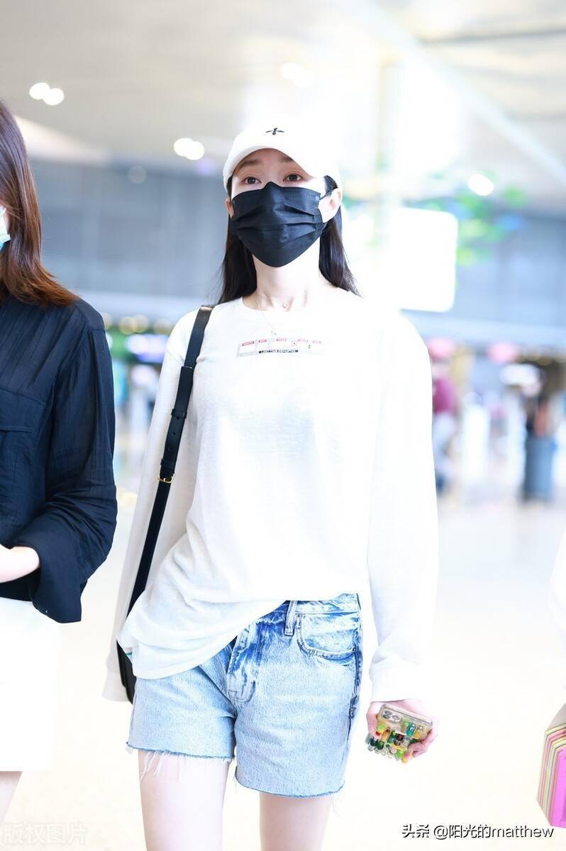 街拍:宋轶白色长袖tee 牛仔短裤 白色棒球帽 小白鞋清爽干净