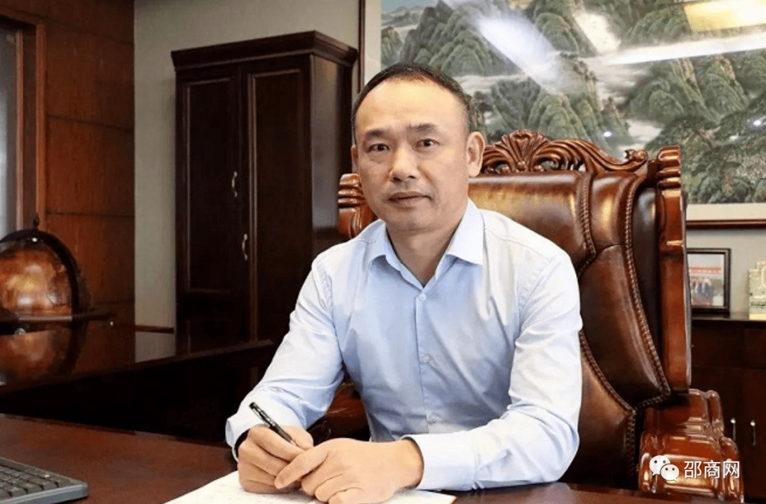 年出生,今年47岁,18岁就来深圳打拼了,目前是一家上市公司的董事长