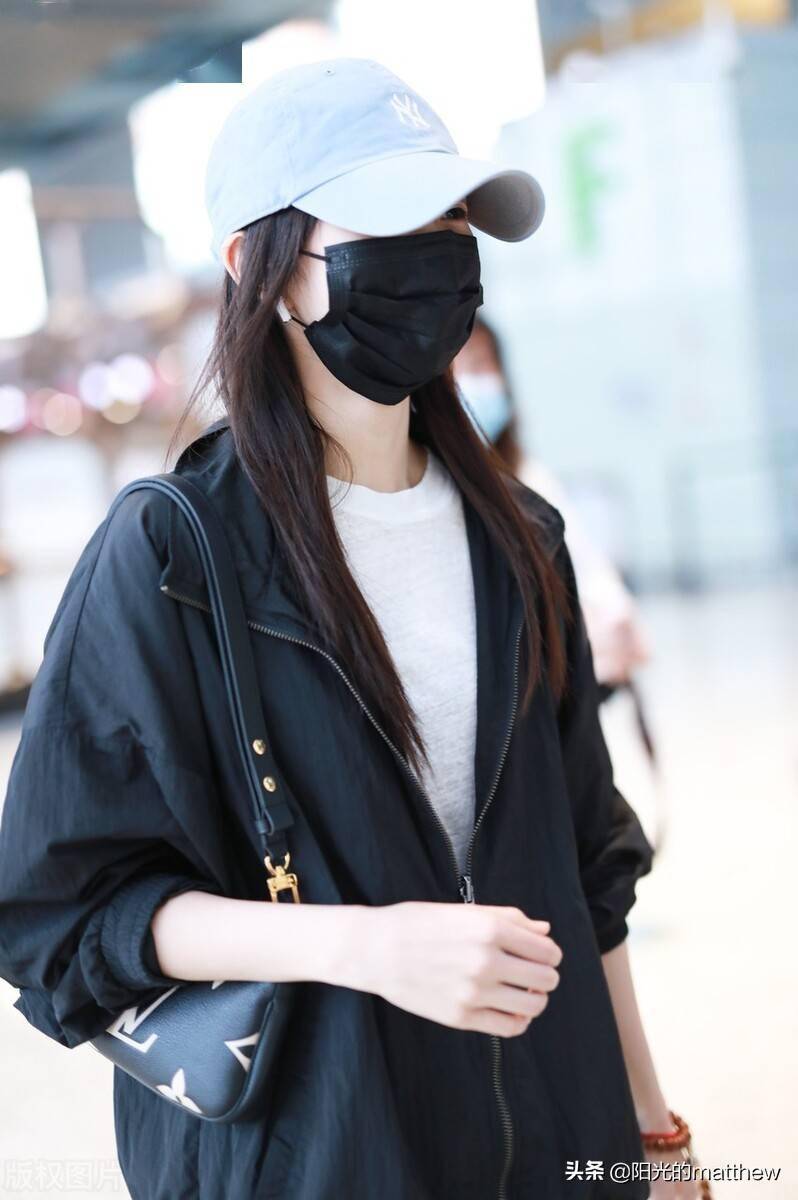 街拍:刘浩存头戴淡蓝色棒球帽,黑色外套白色连衣裙休闲随性