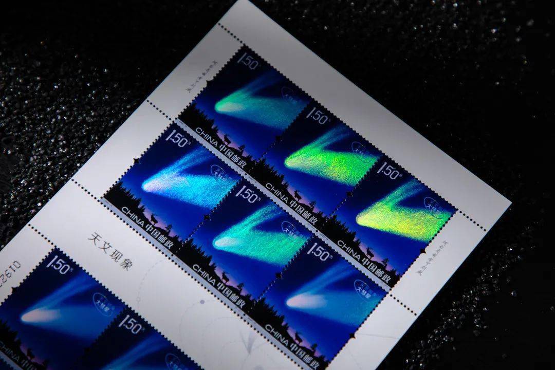 在紫外灯照射下,能清晰的看到整套邮票黑色剪影的线条荧光效果