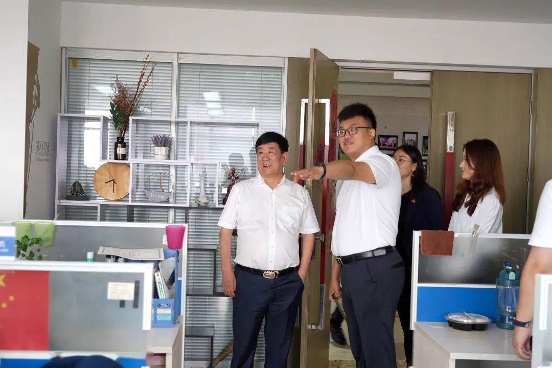 东岭集团党委第一书记董事长李黑记莅临钢谷视察指导工作