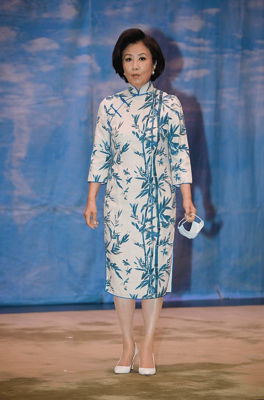 汪明荃不穿奇装异服更优雅,素色旗袍配高跟鞋,73岁还有美人风采