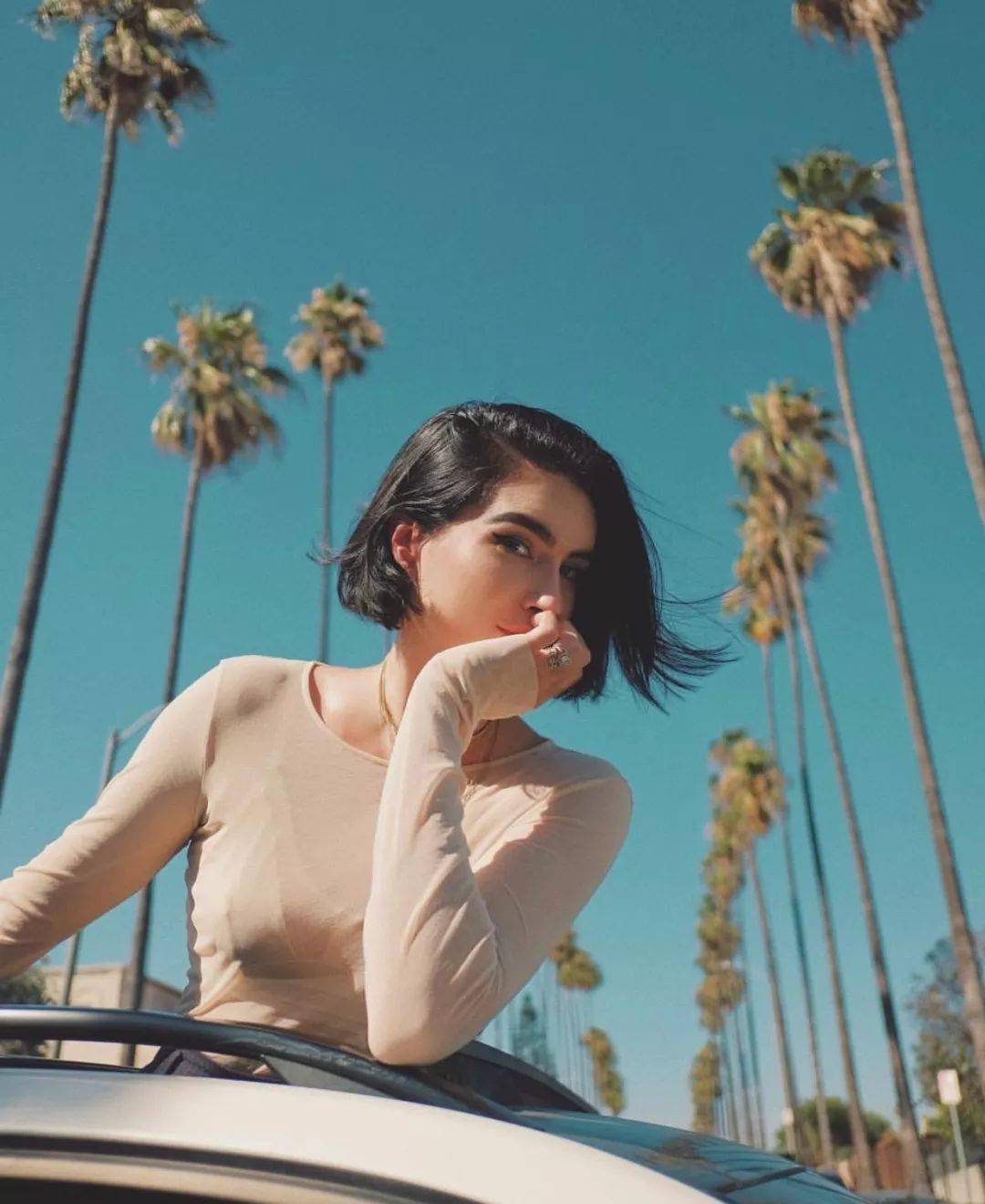 托下巴这个动作简单又好用,双手托脸可爱,单手托脸随意,都是妥妥的