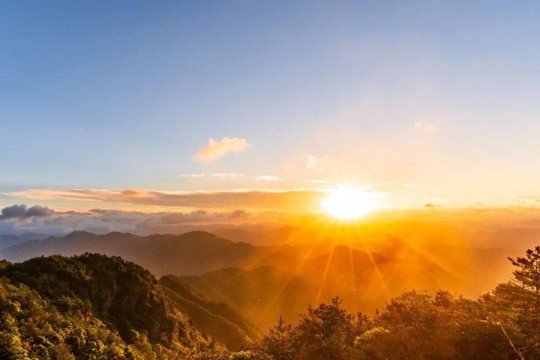 曙光渐现山峦,当一轮红日喷薄而出,霞光瑞气,普照天地,万物沐浴着朝阳