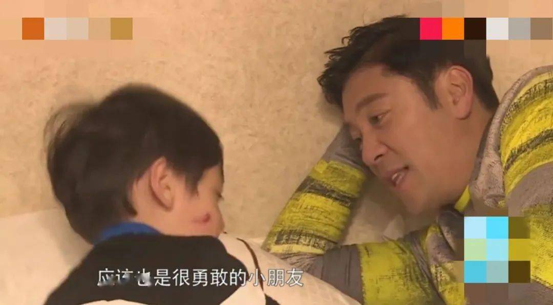 蔡国庆儿子成绩出众被学校免试,手臂上三道杠十分抢镜