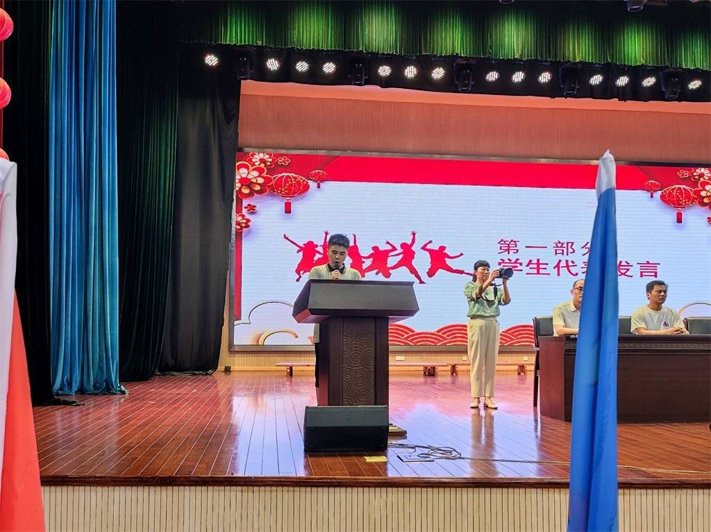 东阳市吴宁二中策马勤扬鞭初三早启航