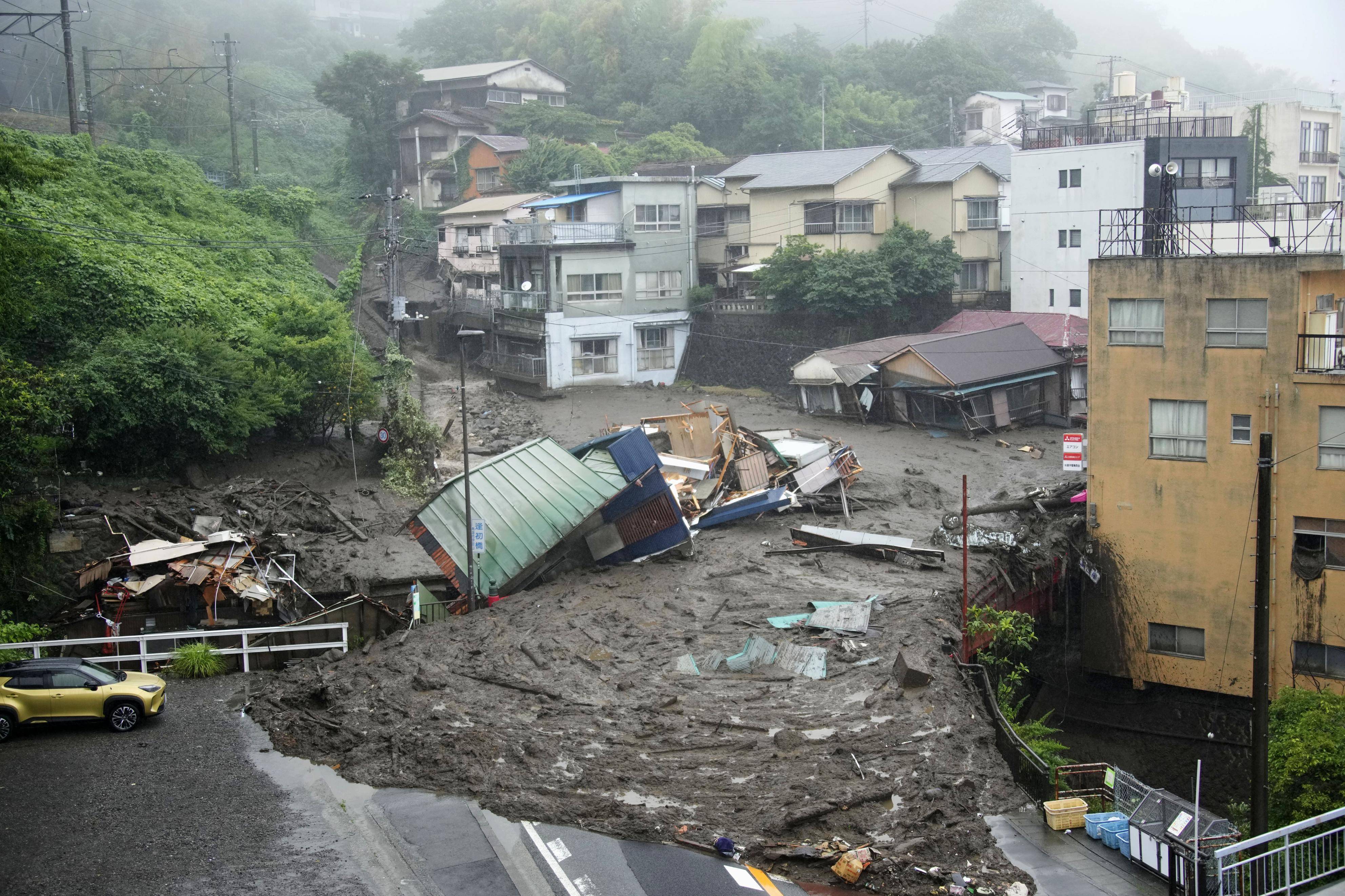 日本静冈县发生大规模泥石流致约20人失联