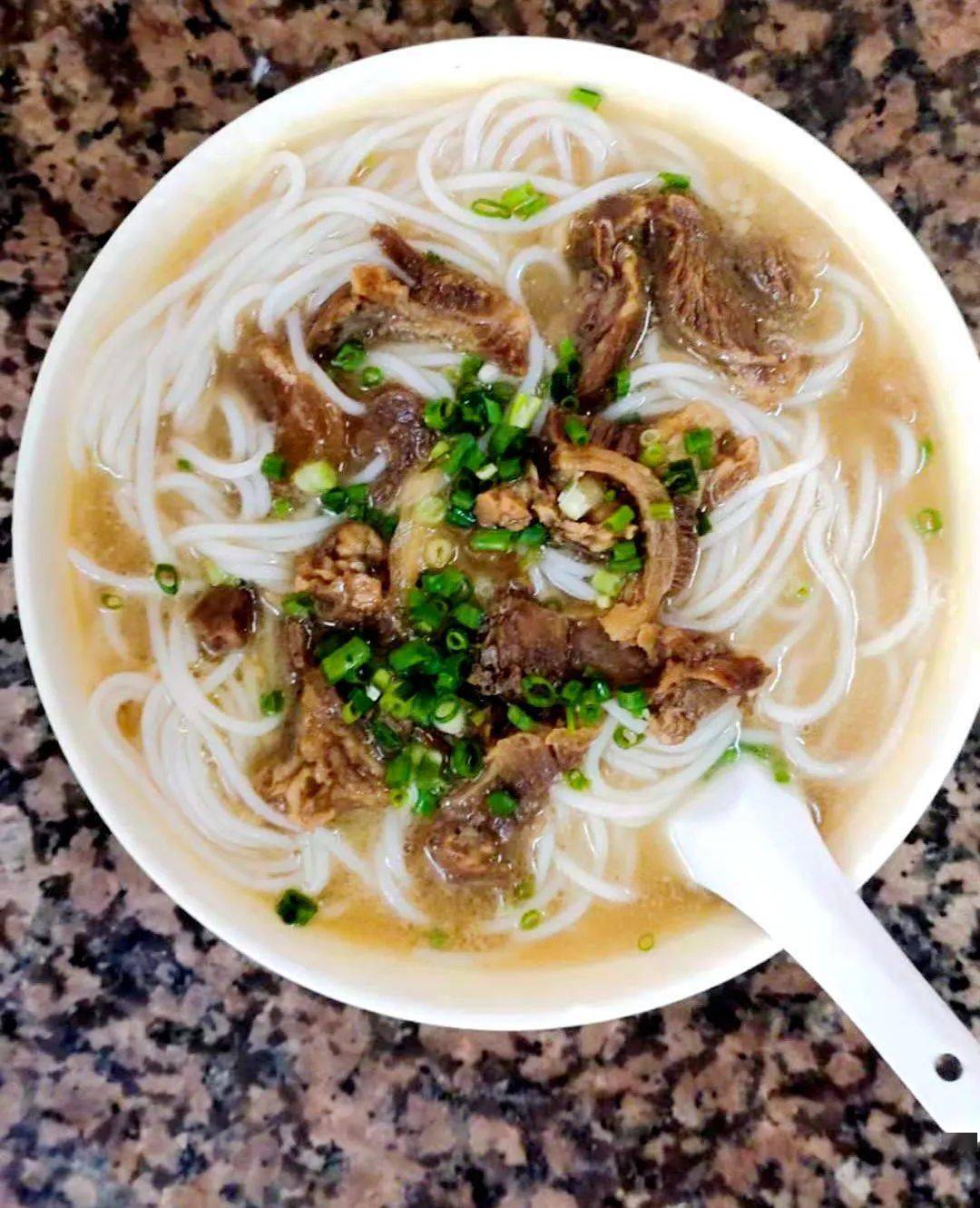 除了净云吞,云吞面,牛腩粉仔,净面等,也各有一番风味.