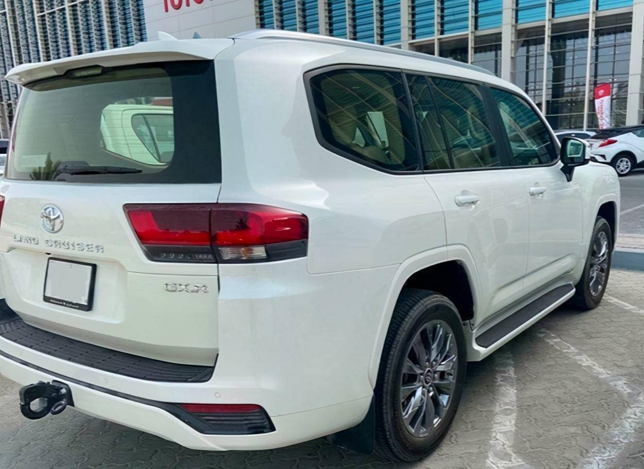 2022款陆巡海外提车!落地85万!外观升级,3.