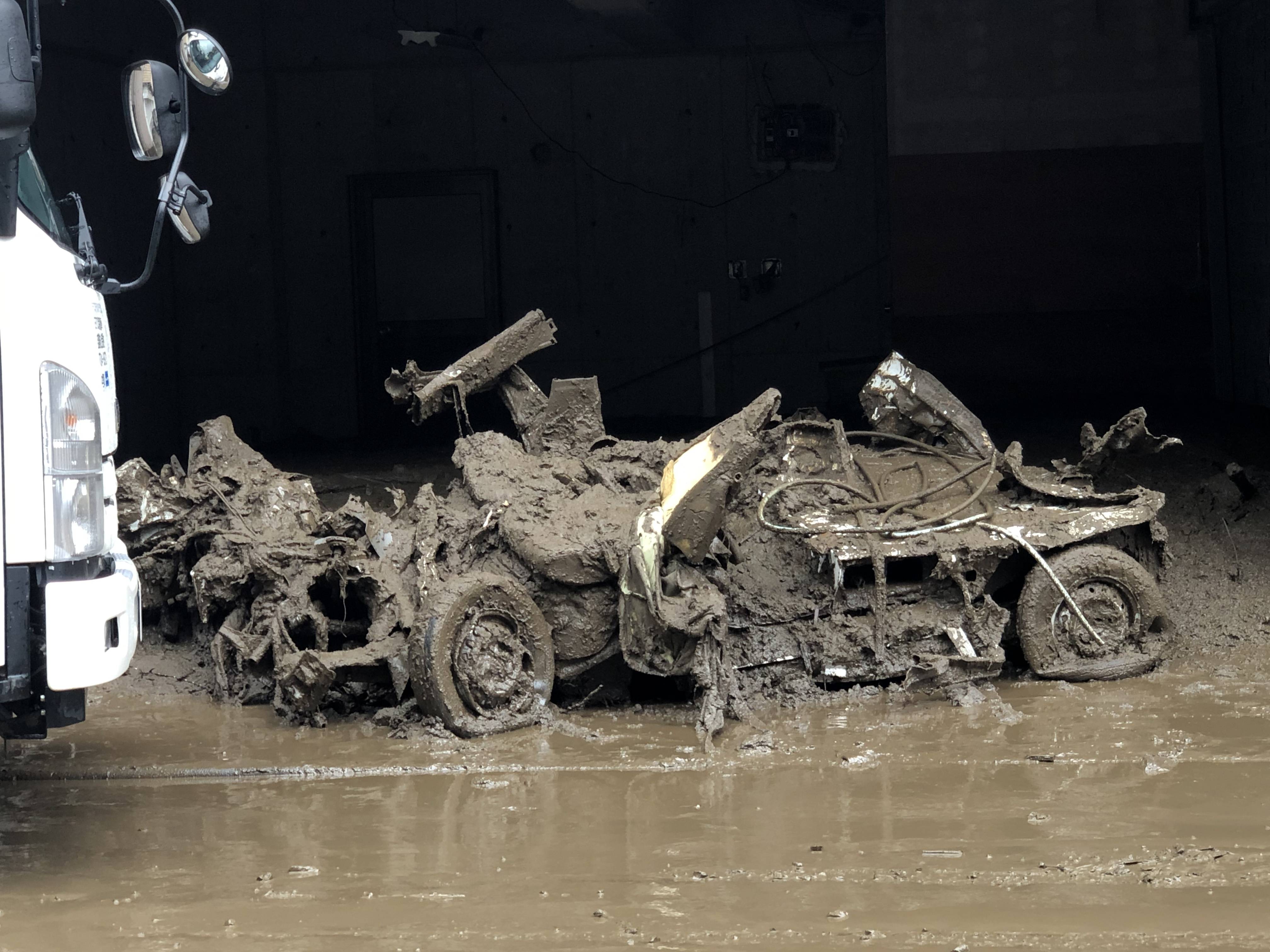 这是7月4日在日本静冈县热海市拍摄的在泥石流灾害中受损的汽车残骸.