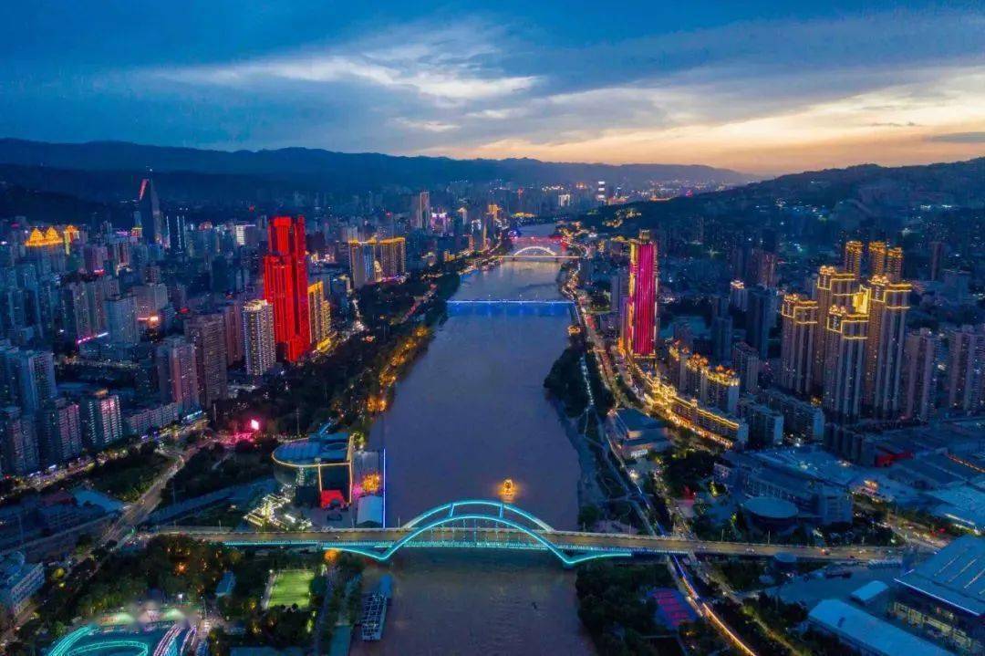 央视直播35分钟兰州这一波灯光秀刷屏了