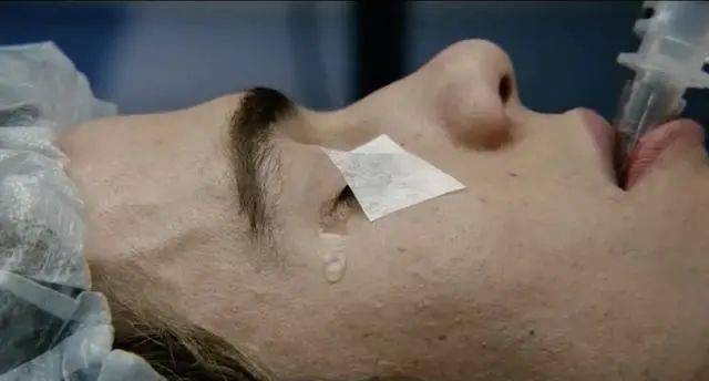 3分钟看夺命手术电影病人在做手术时麻药突然失效