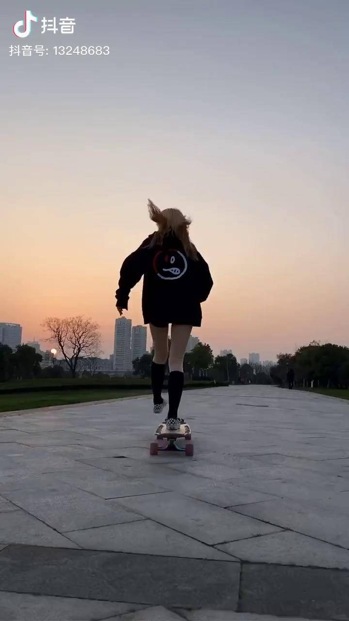 夕阳西下长板女孩