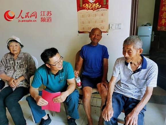 乡邮员赵颖东在"爱心邮路·红喇叭驿站,帮扶对象章瑞新老人(右一)