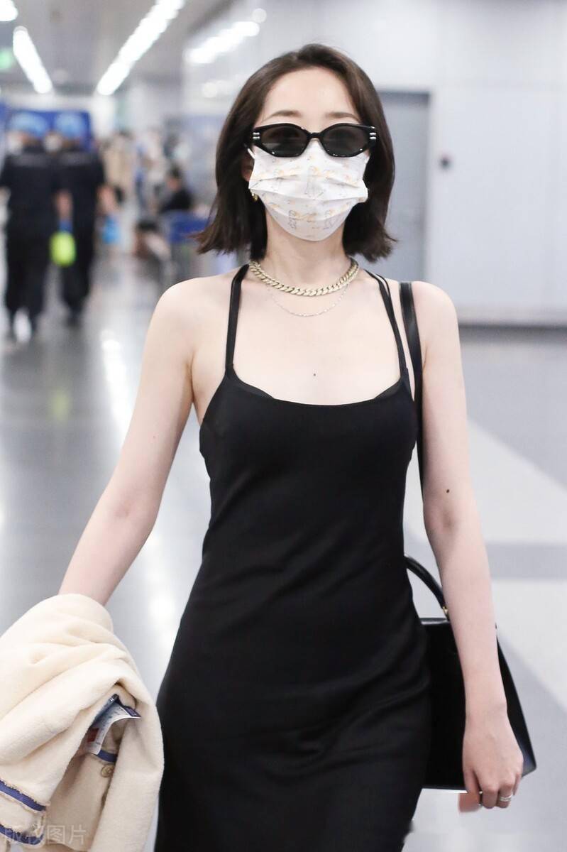 街拍:蒋梦婕黑色吊带长裙 尖头穆勒鞋 猫眼墨镜摩登性感_机场