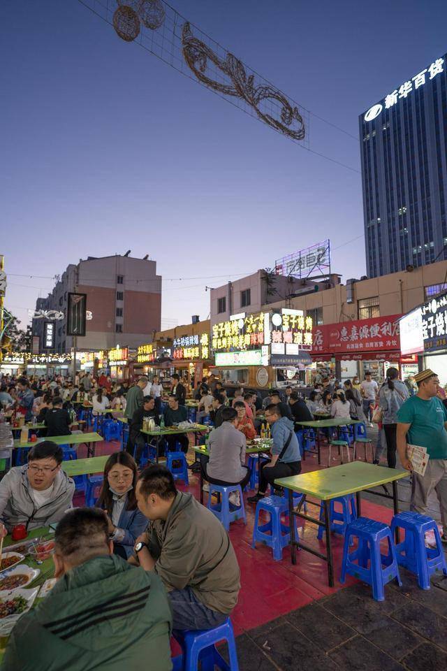 不妨来怀远夜市,随心穿行在暮色的人流之中,随性饱览夜色下的魅力街市