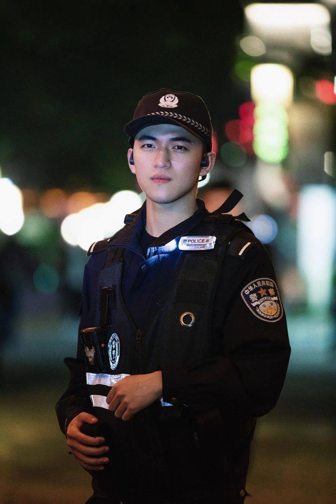 新疆最帅消防员爆红撞脸彭于晏八块腹肌小狼狗哥哥我的心里着火了