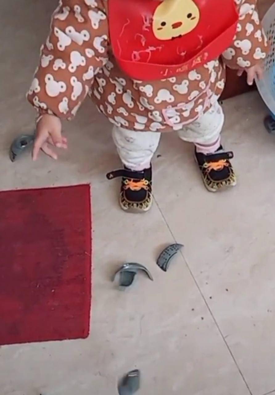 孩子吃饭时喜欢摔碗怎么办不用抓狂包文婧这两招值得借鉴