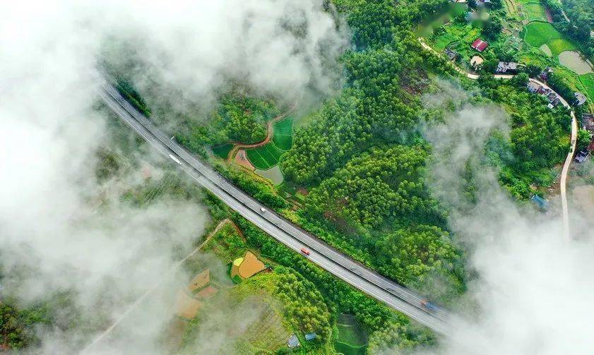 沿着高速看江西会昌济广高速穿云过美丽乡村入画来
