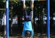 枕头|“挂树”疗法“治”好颈椎病？