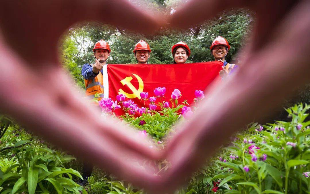 党旗映初心百张央企建设者身影奋进新征程