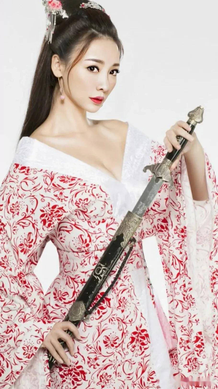 柳岩:游戏一姐,体态异然