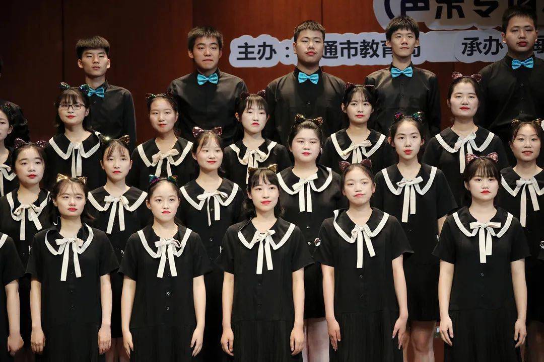 海安高级中学高二(18)班荣获中学组班级合唱第一名