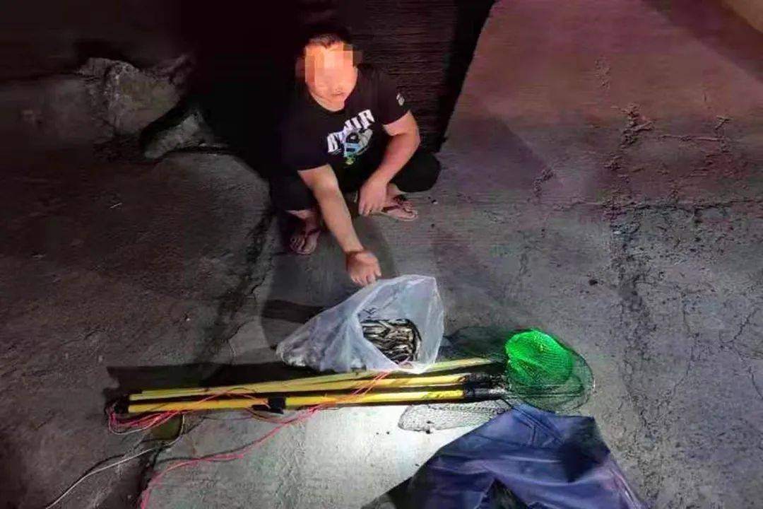 汉阴 又一男子持电瓶非法电鱼被抓获!