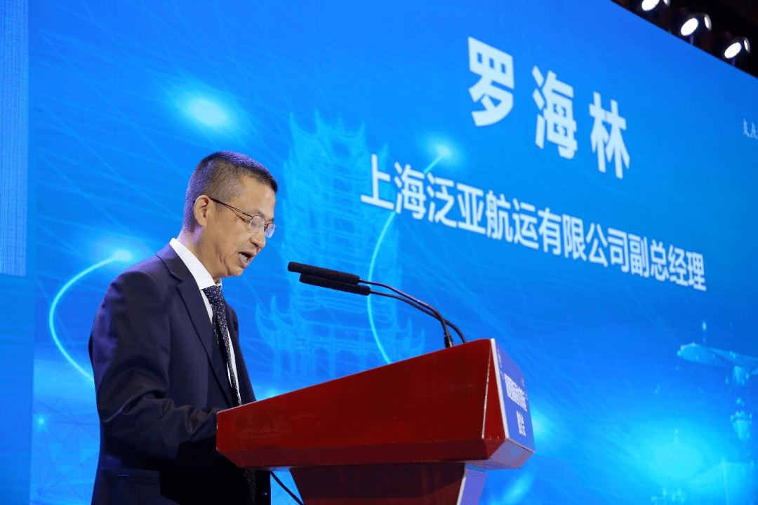 上海国际港务集团副总裁丁向明,中国铁路武汉局集团调度总长林敏,上海