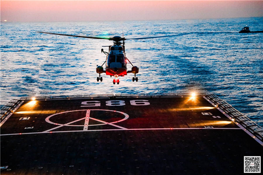 "随着塔台指挥员一声令下,数架战机拔地而起,近日,海军陆战队某旅的一