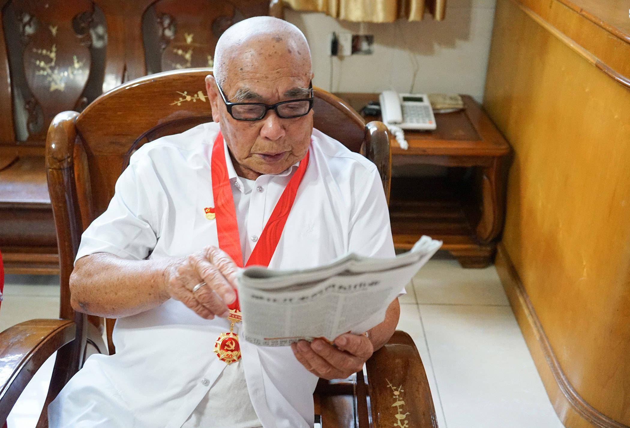 东莞长安党龄最长党员坚持看报纸,学党史_孙敬芬