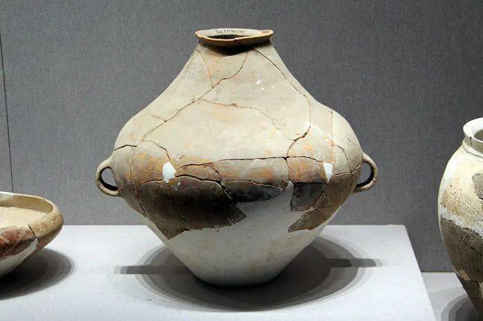 包头博物:小口鼓腹双耳灰陶罐(新石器时代)