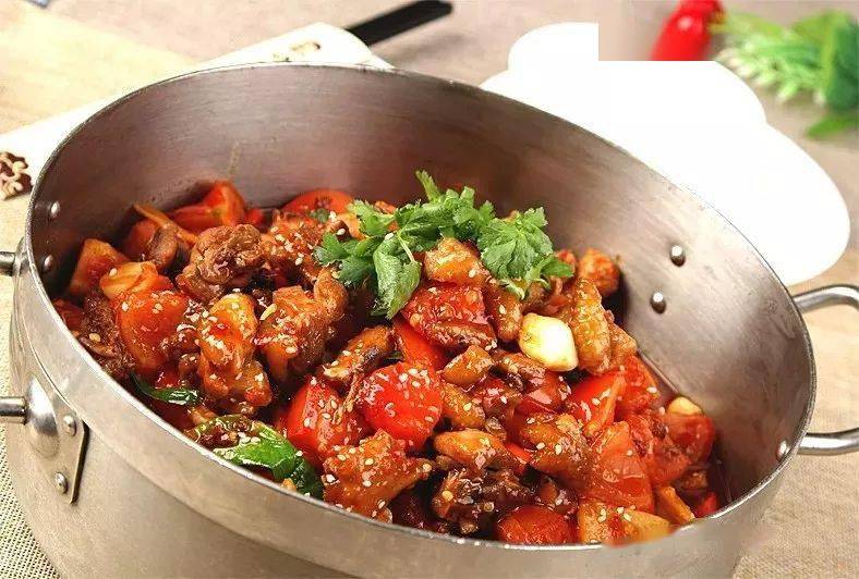 原料 净仔公鸡1250克,番茄1000克,白萝卜条300克,红小米椒80克,姜米
