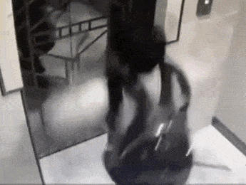 电梯|小伙突然倒地，爬进电梯回家……关于健身，这件事要注意！