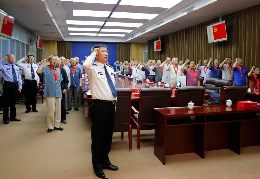 在仪式上,政治部副主任唐树仁带领老党员们重温了入党誓词.