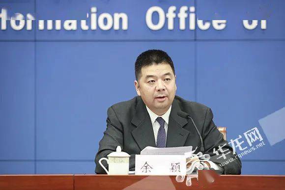 余颖回答记者提问.华龙网-新重庆客户端首席记者 李文科 摄