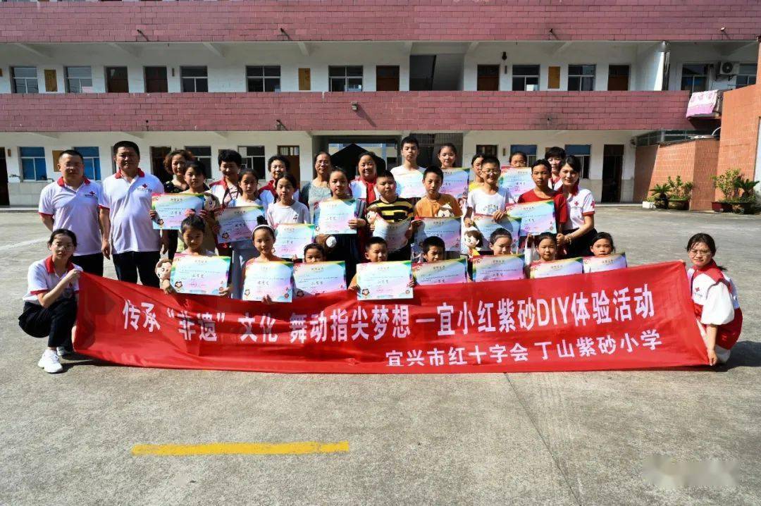 在宜兴市丁蜀镇,有这样一所外来民工子弟学校——紫砂小学,有着1462名