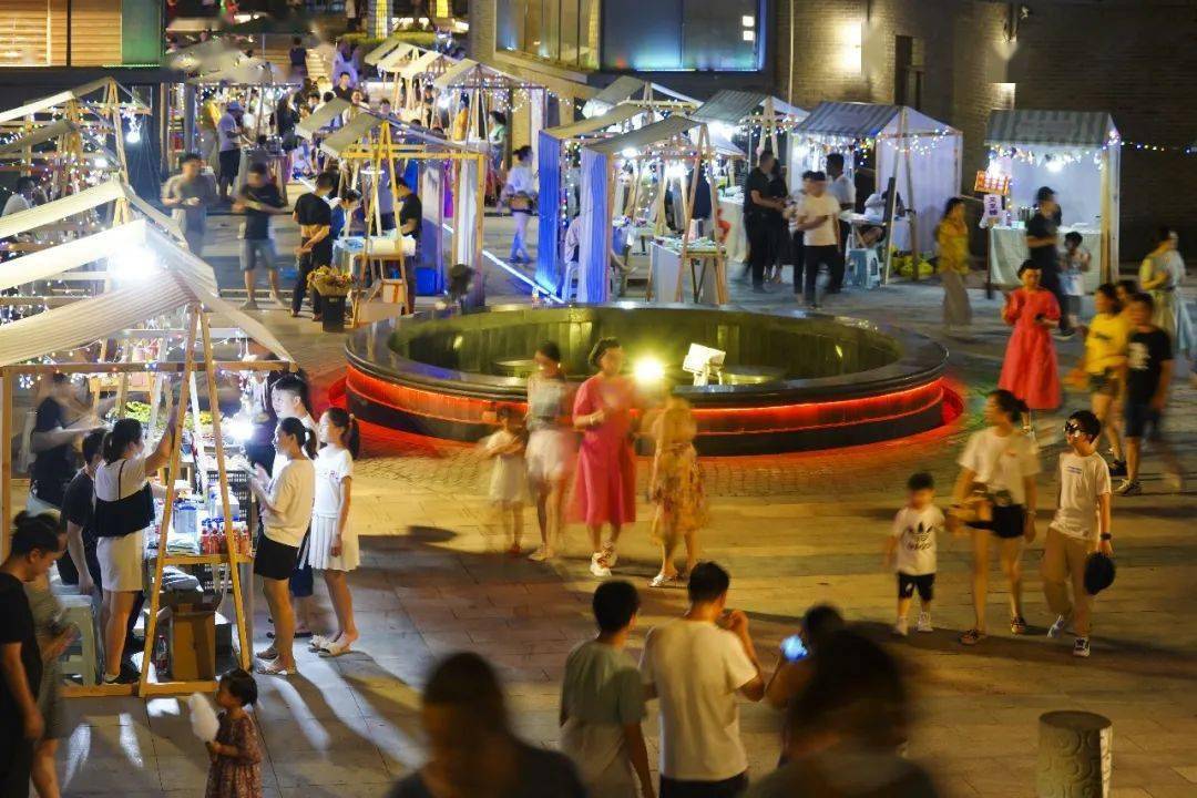 夜色迷人的凤城河夜游到觥筹交错,美食飘香的夜市排档再到优雅起舞,美