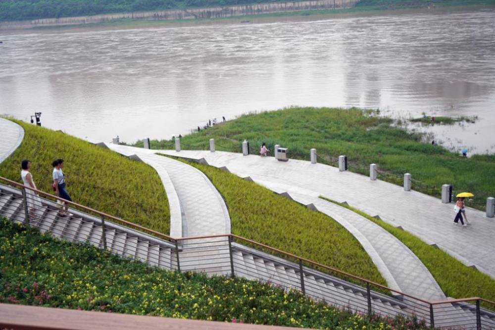长江水位上涨 九滨路九龙外滩广场变平湖美景