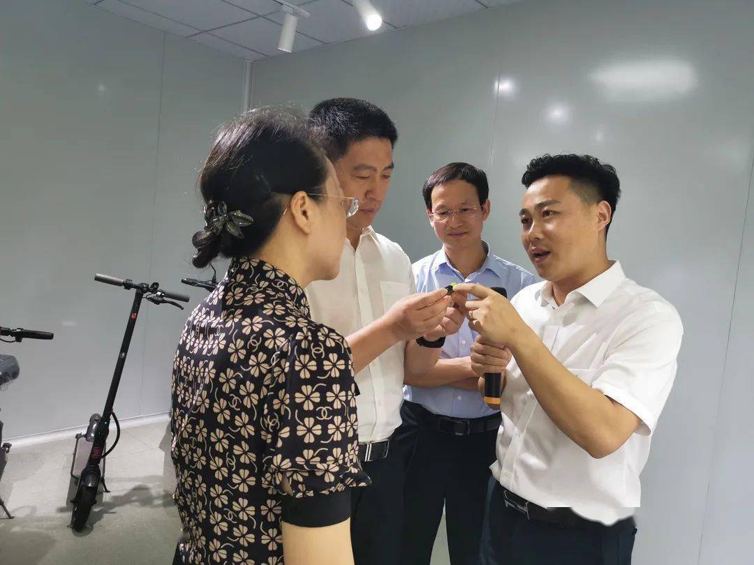 省商务厅罗璇副厅长,市政府徐文泊副市长陪同