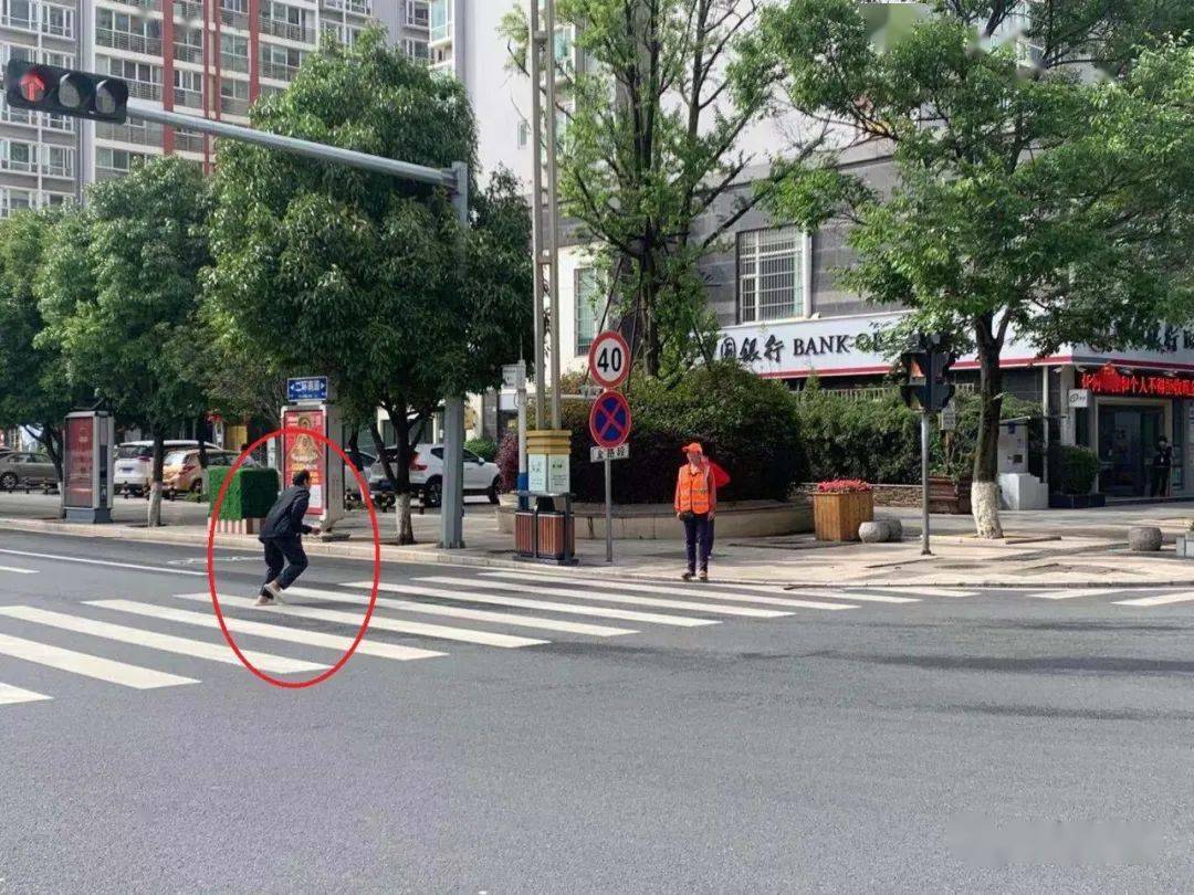 今天 曝光不文明现象 旨在提醒我们注重日常生活细节 遵守文明行为