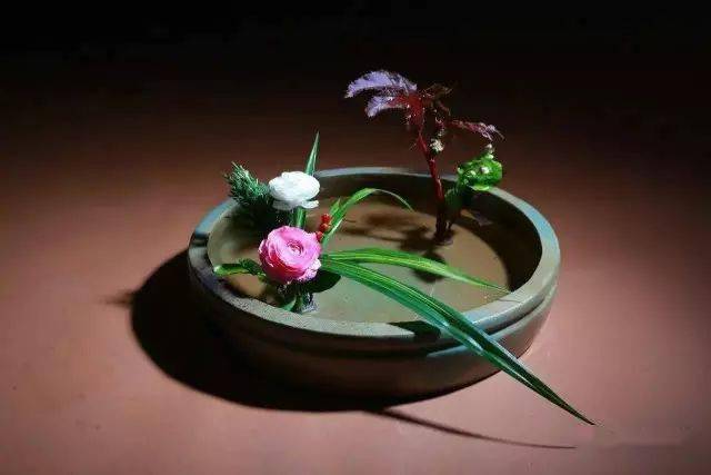 如图三主株平铺为浮花,由使枝绿宝石叶佔隅,海芋为主花.