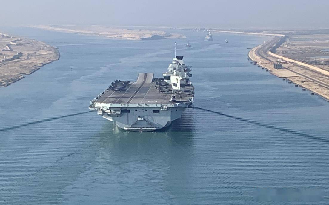 英国女王号航母完成第一阶段任务通过苏伊士运河进入红海
