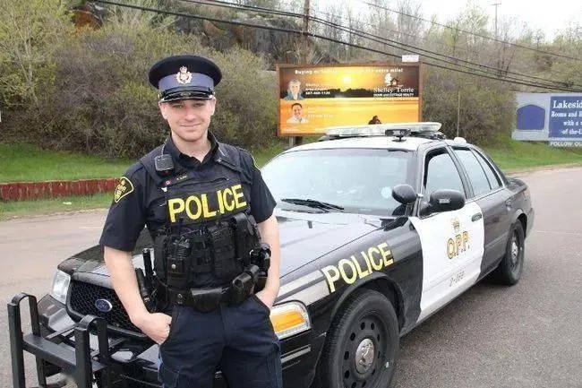 加拿大年薪12万警察上班期间偷偷兼职地产经纪网友开警车去看房