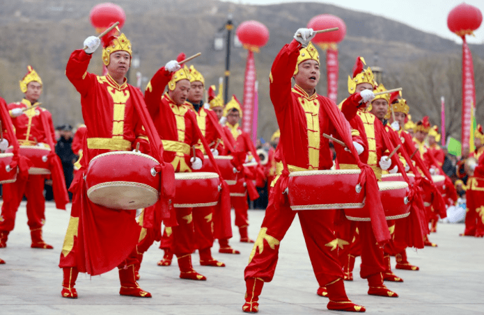 威风锣鼓,河洛大鼓,民乐绝活等10余类文艺节目精彩上演,为广大游客奉