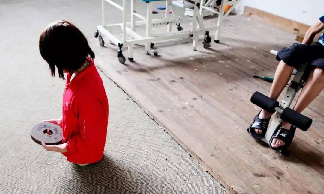 21年前失去双腿的篮球女孩居然活成了这个模样网友们坐不住了